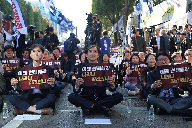 조국혁신당 조국(가운데) 대표가 지난 26일 서울 서초구 대검찰청 청사 앞에서 열린 ‘검찰해체, 윤석열 대통령 탄핵 선언 대회’에서 피켓을 들어보이고 있다. /조국혁신당