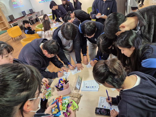 계룡 용남고등학교 학생들이 독도의 날 4행시 짓기 행사에 참여하고 있다. 용남고등학교 제공