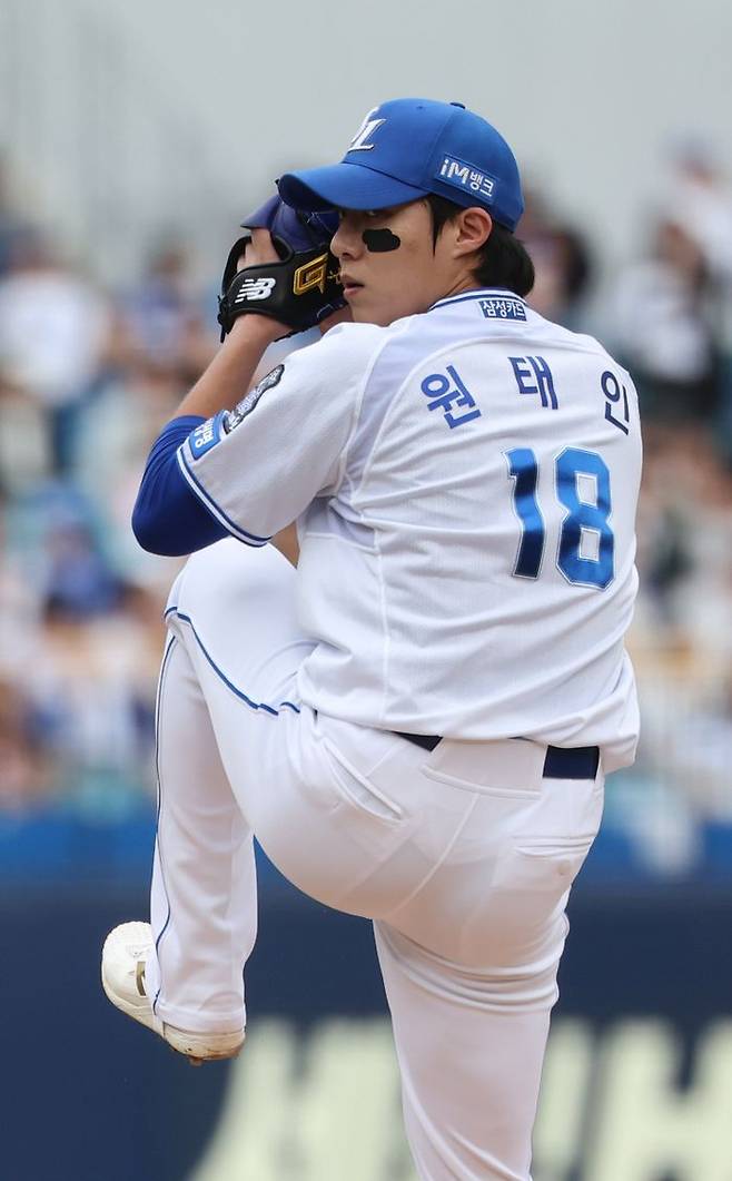 26일 대구 삼성라이온즈파크에서 열린 2024 KBO 포스트시즌 한국시리즈 4차전 KIA 타이거즈와 삼성 라이온즈의 경기서 삼성 원태인이 역투하고 있다. ⓒ 뉴시스