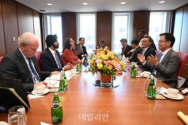 G20 재무장관회의 참석차 미국 워싱턴D.C.를 방문 중인 최상목 부총리 겸 기획재정부 장관이 10월 25일(현지시간) 세계은행(WB)에서 아제이 방가 세계은행 총재와 면담을 하고 있다. ⓒ기획재정부