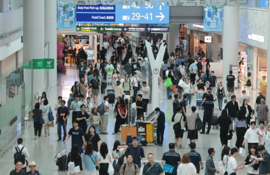 16일 인천국제공항 제1여객터미널 출국장 내 면세구역이 여름 휴가철을 맞아 해외로 출국하려는 여행객들로 북적이고 있다. [연합뉴스]