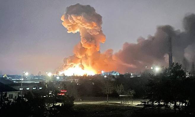 러시아가 우크라이나를 침공한 24일(현지시각) 우크라이나 대통령궁이 수도 키예프 인근에 화염이 일어나는 모습을 공개했다. <시엔엔>(CNN) 누리집 갈무리