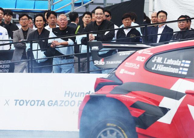 27일 오후 경기도 용인시 에버랜드 스피드웨이에서 열린 \'현대 N x 토요타 가주 레이싱(Hyundai N x TOYOTA GAZOO Racing) 페스티벌\'에서 정의선 현대자동차그룹 회장과 이재용 삼성전자 회장, 조현범 한국앤컴퍼니 회장이 쇼런 리허설을 바라보고 있다. 연합뉴스