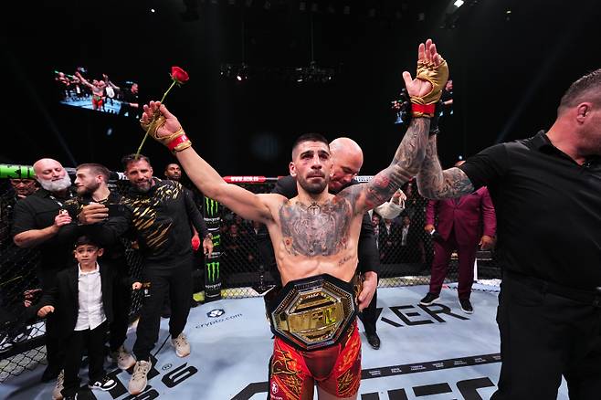 토푸리아가 할로웨이를 꺾고 UFC 타이틀 1차 방어전에 성공했다. 사진=UFC