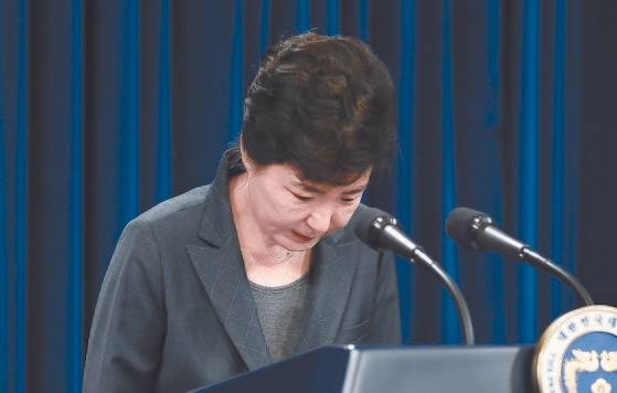 박근혜 전 대통령이 청와대 춘추관에서 '최순실 국정 농단 사태'와 관련해 대국민 사과를 하는 모습. 청와대사진기자단