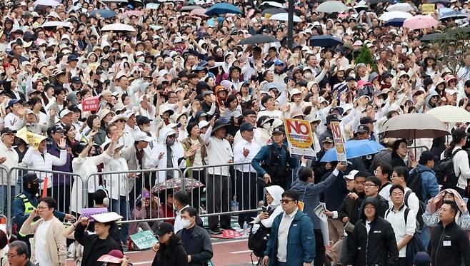 27일 서울 중구 서울광장 일대에서 한국교회연합 주최로 열린 동성혼과 차별금지법 제정 반대 집회에서 참석자들이 구호를 외치고 있다. 사진=이솔 기자