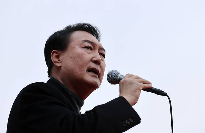 국민의힘 윤석열 대선후보가 2022년 3월8일 오후 부산 연제구 온천천 앞 유세 현장에서 지지를 호소하고 있다. 연합뉴스