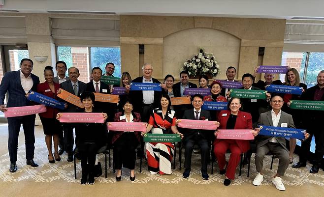 Northern Illinois University President Lisa C. Freeman (front, third from left) and Sunfull Foundation Chair Min Byoung-chul (front, fourth from left) pose with professors, school officials and alums during the "K-Respect" declaration ceremony held at the university in DeKalb, Illinois, Oct. 18. (Sunfull Foundation)