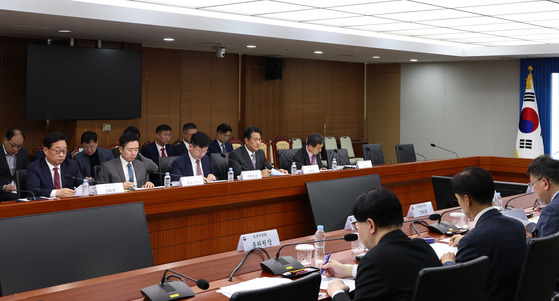 Officials take part in a meeting to review the security and economic situation in the Middle East co-chaired by Sung Tae-yoon, director of national policy at the presidential office, and Kim Tae-hyo, principal deputy national security adviser, at the Yongsan presidential office in central Seoul on Sunday. [PRESIDENTIAL OFFICE]