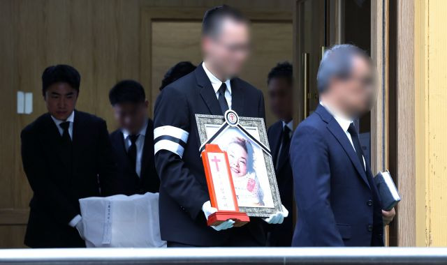 27일 오전 서울 성동구 한양대병원 장례식장에서 배우 고(故) 김수미의 발인이 엄수되고 있다. 뉴시스