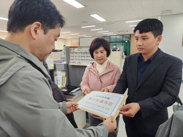 성남시의회 민주당 의원들이 의장 불신임안을 시의회 사무국에 제출하고 있다. 시의회 더불어민주당협의회 제공