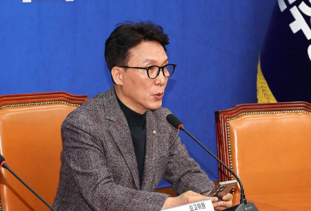 더불어민주당 김민석 최고위원이 지난 13일 오전 국회에서 열린 기자간담회에서 발언하고 있다. 연합뉴스