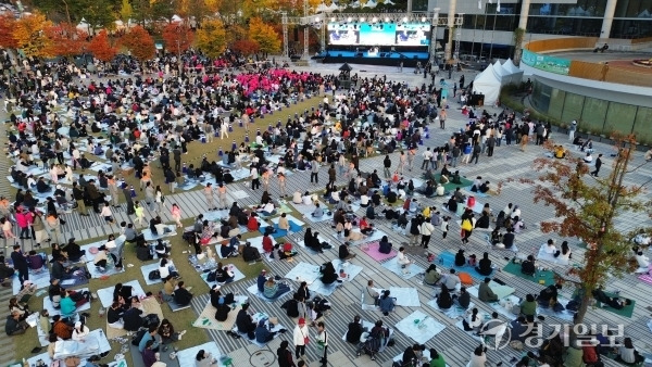 ‘제7회 경기도민의 날’을 맞아 26일 의정부시 경기도청 북부청사 경기평화광장에서 열린 ‘10월 어느 멋진 날 도민 피크닉’에 참여한 시민들이 돗자리를 펴고 광장에 앉아 도민참여형 정책랭킹 퀴즈쇼에 참여하고 있다. 조주현기자