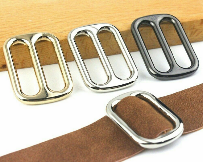 왈자고리가 꽁꽁 얼어붙은 가방끈 위를 왈왈 지나갑니다. [사진 출처=이베이]