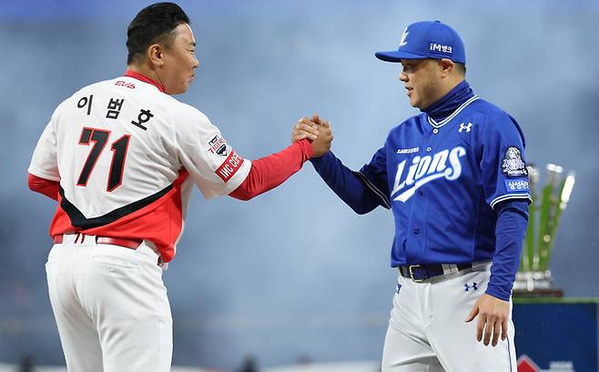 2024 KBO 한국시리즈에서 맞대결중인 KIA 타이거즈와 삼성 라이온스. <연합뉴스>