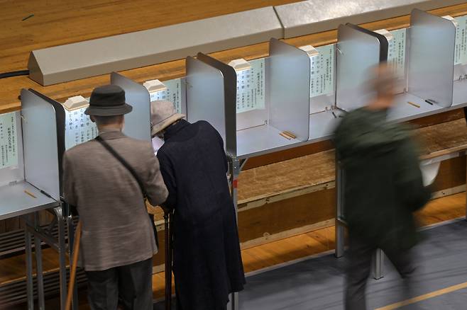 27일 일본 도쿄에서 시민들이 중의원(하원) 선거를 진행하고 있다. 이날 출구조사에서 이시바 시게루 일본 총리와 자민당은 2009년 이후 최악의 결과를 맞을 가능성이 커졌다. [AFP]