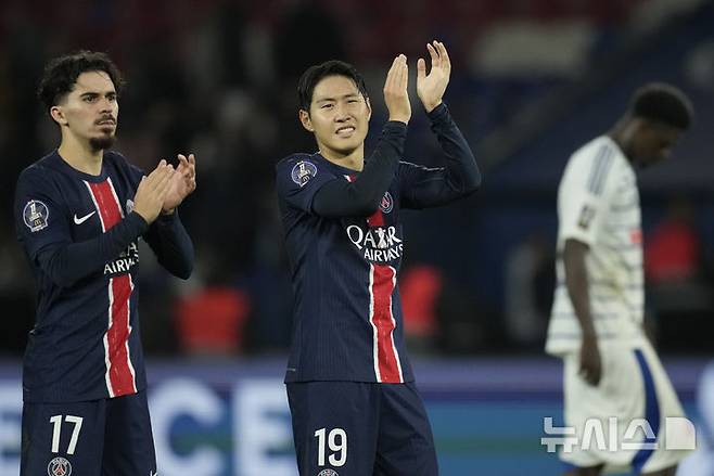 [파리=AP/뉴시스] 파리 생제르맹(PSG)의 이강인(오른쪽)이 19일(현지시각) 프랑스 파리의 파르크 데 프랭스에서 열린 2024-25 프랑스 리그1 8라운드 스트라스부르와의 경기를 마친 후 팬들을 향해 박수하고 있다. 이강인은 후반 45분 팀의 네 번째 골을 넣어 리그 4호를 기록했고 PSG는 4-2로 승리하며 선두를 탈환했다. 2024.10.20.