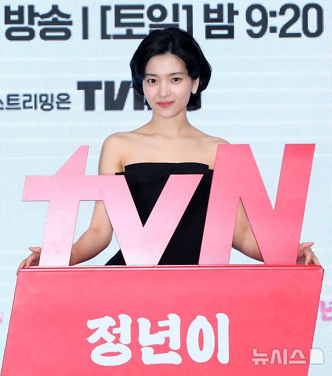 [서울=뉴시스] 김혜진 기자 = 배우 김태리가 10일 오후 서울 영등포구 콘래드호텔에서 열린 tvN 새 토일드라마 '정년이'(극본 최효비, 연출 정지인) 제작발표회에서 포즈를 취하고 있다. 2024.10.10. jini@newsis.com