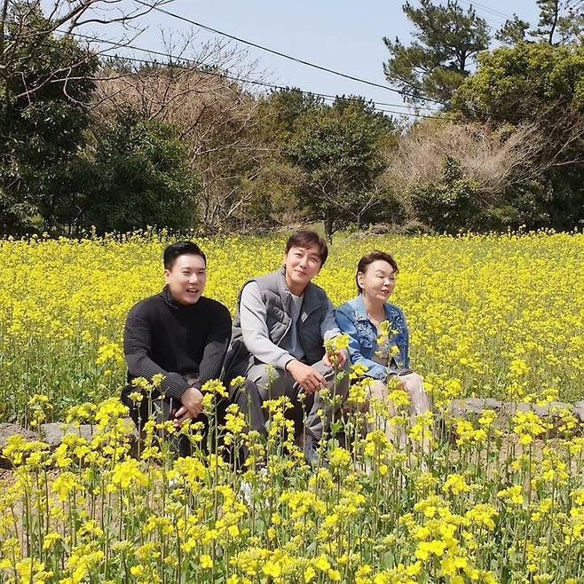 [서울=뉴시스] 탁재훈은 27일 새벽 자신의 사회관계망서비스(SNS)에 생전 김수미, 이상민과 함께 찍은 사진을 게시했다. (사진= 탁재훈 인스타그램 캡처) *재판매 및 DB 금지