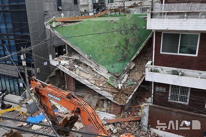 [서울=뉴시스] 김명년 기자 = 27일 오전 전날 붕괴된 서울 용산구의 한 다세대주택에서 공사 관계자들이 철거 작업을 진행하고 있다. 2024.10.25. kmn@newsis.com