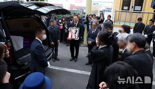 [서울=뉴시스] 홍효식 기자 = 27일 오전 서울 성동구 한양대병원 장례식장에서 배우 고(故) 김수미의 발인이 엄수되고 있다. 2024.10.27. yesphoto@newsis.com