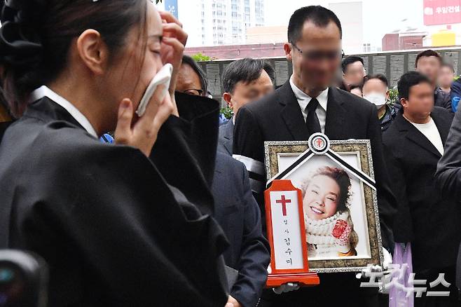 배우 고(故) 김수미 발인식이 27일 오전 서울 성동구 한양대학교 장례식장에서 엄수된 가운데 며느리 서효림이 슬픔에 잠겨 있다. 류영주 기자