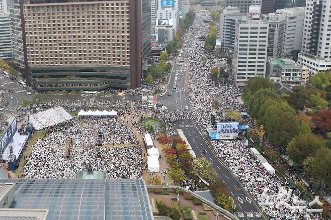 27일 오후 서울광장과 세종대로 일대에서 동성결혼 합법화와 차별금지법 제정에 반대하는 한국교회 200만 연합예배 및 큰 기도회가 열리고 있다. 류영주 기자