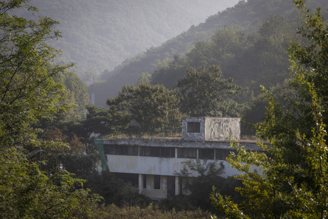 ▲ 경기도 동두천시 소요산의 옛 성병관리소 건물이 폐허로 남아 적막하다. '동두천 옛 성병관리소 철거저지를 위한 공동대책위원회'가 시의 철거 정책에 반대하며 천막 농성을 이어 가고 있다. ⓒ연합뉴스