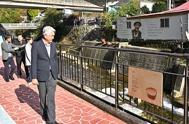 ▲지난 25일 사북읍 중고등학교 일원에서 열린 ‘임길택 시인 문학거리’ 개장식을 마친 뒤 최승준 정선군수가 임길택 시인 문화거리를 둘러보고 있다. ⓒ정선군