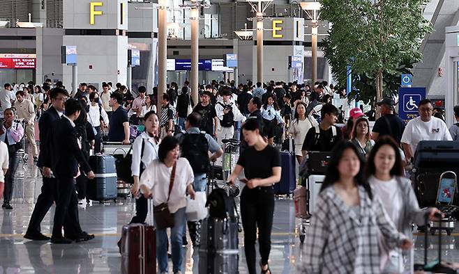 인천국제공항 제1여객터미널 출국장이 이용객들로 북적이고 있다. 뉴스1