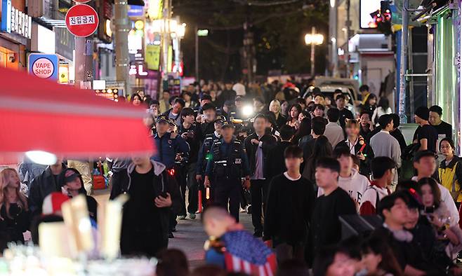 지난 26일 서울 마포구 홍대 일대에서 경찰 기동순찰대가 핼러윈 데이 다중밀집 예방 순찰을 하고 있다. 연합뉴스