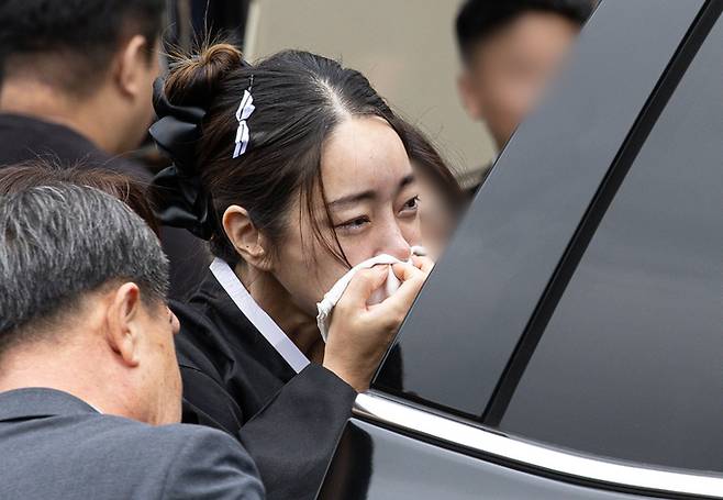 故김수미 며느리 서효림이 27일 서울 성동구 한양대학교병원 장례식장에서 열린 배우 故 김수미의 발인식에서 고인의 마지막 가는 길을 배웅하고 있다. 뉴스1