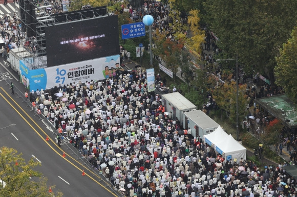 한국교회 200만 연합예배 및 큰 기도회 - 27일 오후 서울 중구 서울광장 일대에서 개신교계 임의 단체인 ‘한국교회 200만 연합예배 및 큰 기도회 조직위원회’가 동성결혼 합법화와 차별금지법 제정 반대를 촉구하는 집회를 열고 있다. 2024.10.27 연합뉴스