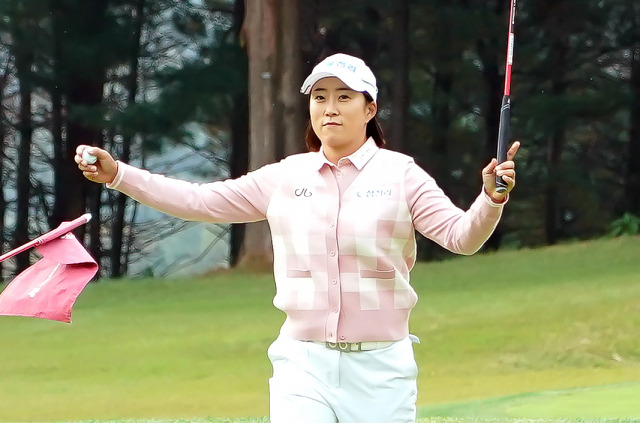 KLPGA 투어에서 16년 동안 뛰면서 메이저 대회 2년 연속 우승을 포함해 7승을 올린 김해림이 27일 경기 용인의 88CC에서 열린 덕신EPC·서울경제 레이디스 클래식 최종 라운드에서 마지막 퍼트를 한 뒤 두 손을 번쩍 들고 있다. 용인=권욱 기자