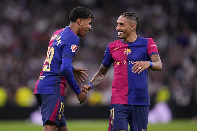 압도적이었다. ‘엘 클라시코’의 주인공은 바르셀로나였다. 로베르트 레반도프스키의 멀티골과 라민 야말, 하피냐의 골을 앞세운 바르셀로나가 레알 마드리드를 4-0으로 꺾고 완벽한 승리를 거뒀다. <저작권자(c) 연합뉴스, 무단 전재-재배포, AI 학습 및 활용 금지>