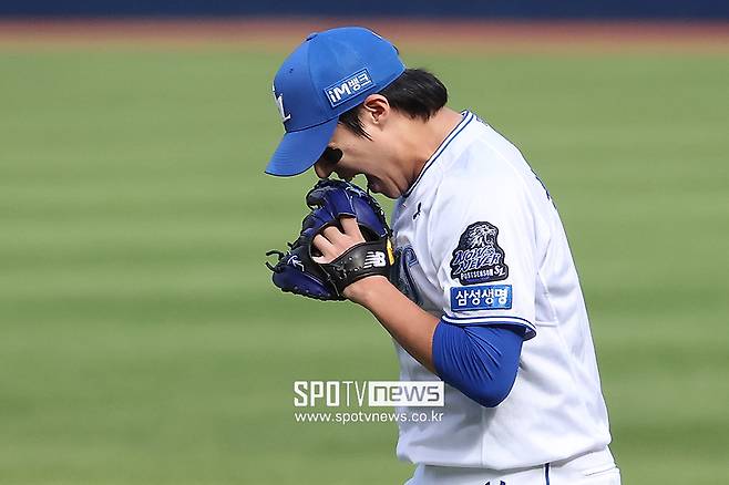 ▲ 괴로워하는 삼성 라이온즈 원태인 ⓒ곽혜미 기자