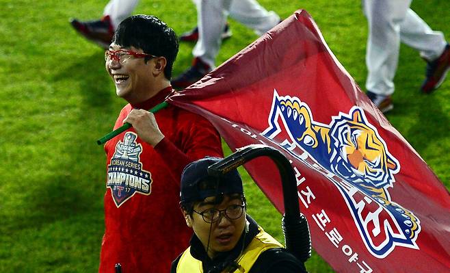 ▲2017년 한국시리즈 우승을 차지한 후 양현종이 기뻐하는 모습. ⓒKIA 타이거즈