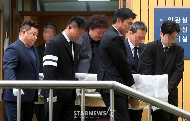 배우 고(故) 김수미 발인식이 27일 오전 서울 성동구 한양대학교 장례식장에서 엄수된 가운데 코미디언 윤정수, 정준하, 장동민이 운구하고 있다.  김수미는 지난 25일 오전 세상을 떠났다. 향년 75세.  고인은 이날 오전 8시 8분께 심정지 상태로 구급차에 실려 서울 성모병원으로 이송됐으나 사망했다. 유족에 따르면, 고혈당 쇼크에 따른 심정지가 온 것으로 알려졌다. 2024.10.27 /사진=김창현 chmt@