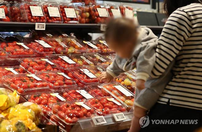 '전체' 생산자 물가는 하락...하지만 (서울=연합뉴스) 류영석 기자 = 폭염 여파로 채소를 중심으로 한 농림수산품 가격이 크게 오른 가운데 22일 서울의 한 대형 마트 채소·과일 코너에서 시민들이 장을 보고 있다.
     이날 한국은행이 발표한 9월 생산자물가지수는 8월(119.38)보다 0.2% 하락한 119.17(2020년 수준 100)로 집계됐다. 두 달 연속 하락세다.
    반면 농산물(5.7%)과 축산물(8.2%) 등을 포함한 농림수산품은 5.3% 높아졌다. 세부 품목 중에서는 배추(61.0%), 토마토(51.1%) 등 채소와 돼지고기(16.1%), 쇠고기(11.2%) 등 축산물이 많이 올랐다. 2024.10.22 ondol@yna.co.kr