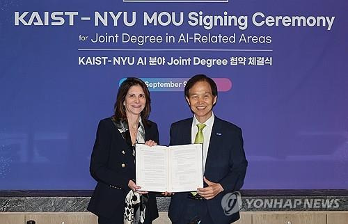 KAIST-NYU AI 분야 공동 학위제 협약 체결식 지난 9월 9일 오후 서울 종로구 포시즌스 호텔에서 열린 KAIST-NYU 인공지능(AI) 분야 공동 학위제 협약 체결식에서 이광형 KAIST 총장(오른쪽)과 린다 밀스 뉴욕대학교 총장이 협약서를 들고 기념 촬영을 하고 있다. [연합뉴스 자료사진]