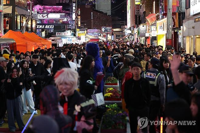 핼러윈 앞둔 주말 저녁 혼잡한 홍대거리 (서울=연합뉴스) 임화영 기자 = 핼러윈 데이를 앞둔 주말인 26일 오후 서울 마포구 홍대 일대가 붐비고 있다. 2024.10.26 hwayoung7@yna.co.kr