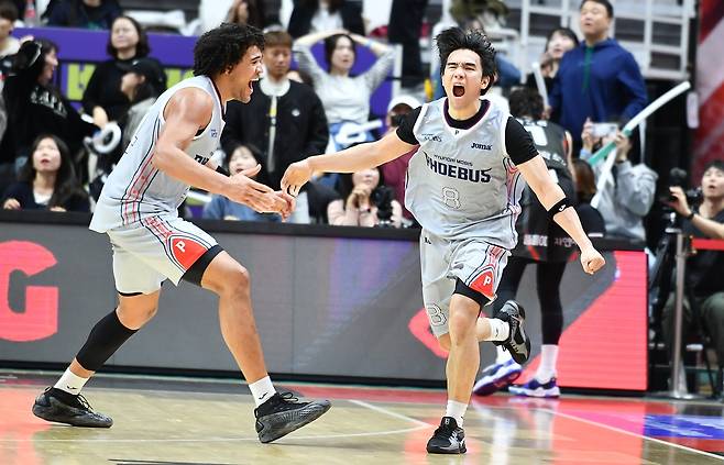 재역전 결승 3점포를 넣고 기뻐하는 현대모비스 옥존(오른쪽) [KBL 제공. 재판매 및 DB 금지]