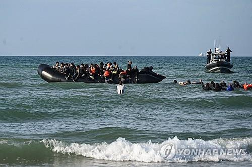 영국 해협 건너려는 불법 이주민 보트 [AFP 연합뉴스 자료사진. 재판매 및 DB 금지]