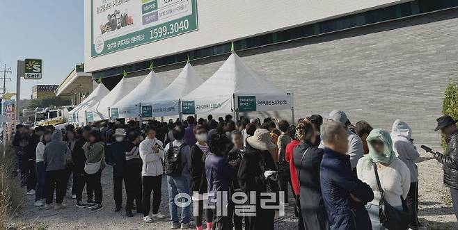 지난 25일 개관한 ‘양주역 푸르지오 센터파크’ 견본주택 입장을 위해 방문객들이 줄을 서고 있다. (사진=대우건설)