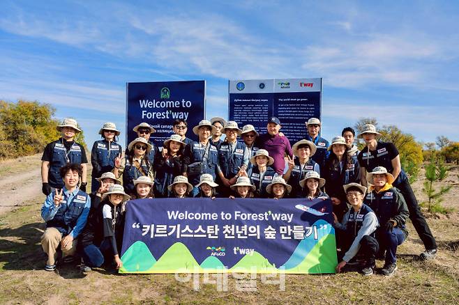 티웨이항공이 지난 20일 아시아산림협력기구(AFoCO)와 키르기스스탄 비슈케크 마나스 공항(MANAS airport) 인근 조림지에서 ‘키르기스스탄 천년의 숲 만들기’ 봉사활동을 진행하고 기념사진을 촬영하고 있다.(사진=티웨이항공)