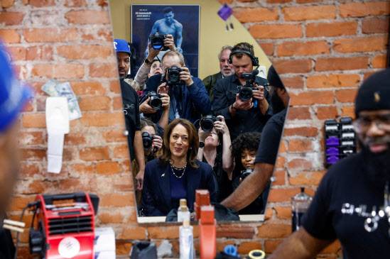 미국 민주당 대선 후보 카말라 해리스부통령이 27일(현지시간) 미국 펜실베이니아주 필라델피아에서 선거운동을 위해 필리컷스 이발소를 방문해 ‘행운의 의자’에 앉아 있다. (사진=로이터)