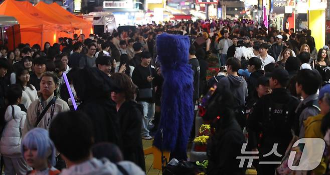 핼러윈 데이를 앞둔 26일 오후 서울 마포구 홍대 거리가 인파로 북적이고 있다. 2024.10.26/뉴스1 ⓒ News1 임세영 기자