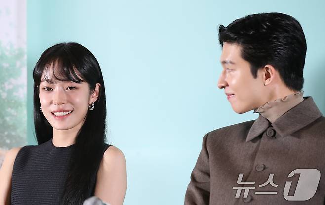 배우 노윤서와 홍경(오른쪽)이 28일 서울 강남구 메가박스 코엑스에서 열린 영화 '청설'(감독 조선호) 언론시사회에 참석해 미소를 짓고 있다. '청설'은 사랑을 향해 직진하는 ‘용준’(홍경 분)과 진심을 알아가는 ‘여름’(노윤서 분), 두 사람을 응원하는 동생 ‘가을’(김민주 분)의 청량하고 설레는 순간들을 담은 이야기를 그렸다. 2024.10.28/뉴스1 ⓒ News1 권현진 기자