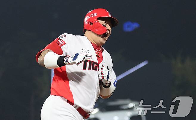 28일 오후 광주 기아챔피언스필드에서 열린 프로야구 '2024 신한 SOL 뱅크 KBO 포스트시즌' 한국시리즈 5차전 삼성 라이온즈와 KIA 타이거즈의 경기, 5회말 KIA 공격 선두타자 최형우가 솔로홈런을 친 뒤 홈으로 달리고 있다. 2024.10.28/뉴스1 ⓒ News1 장수영 기자