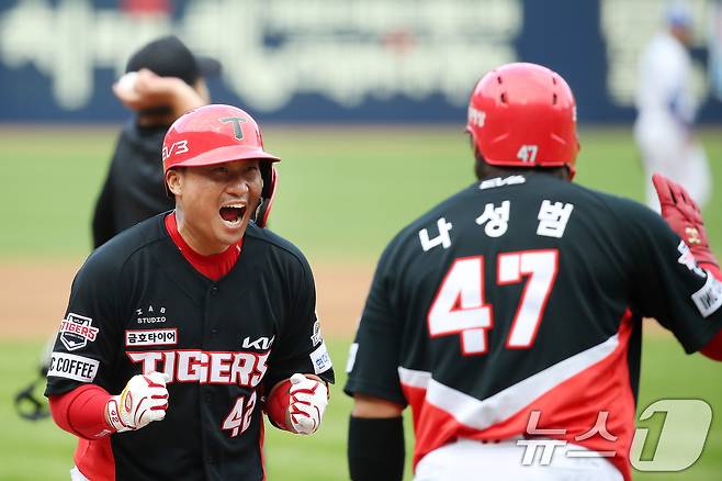 26일 오후 대구 삼성라이온즈파크에서 열린 프로야구 '2024 신한 SOL 뱅크 KBO 포스트시즌' 한국시리즈 4차전 KIA 타이거즈와 삼성 라이온즈의 경기, KIA 9번타자로 나온 김태군이 3회초 2사 만루 상황 교체된 삼성 투수 송은범을 상대로 좌월 만루홈런을 친 뒤 기뻐하고 있다. 2024.10.26/뉴스1 ⓒ News1 공정식 기자